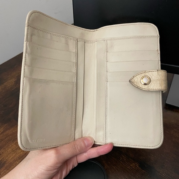 Miu Miu Beige Croc-Embossed Wallet - Picture 9 of 14